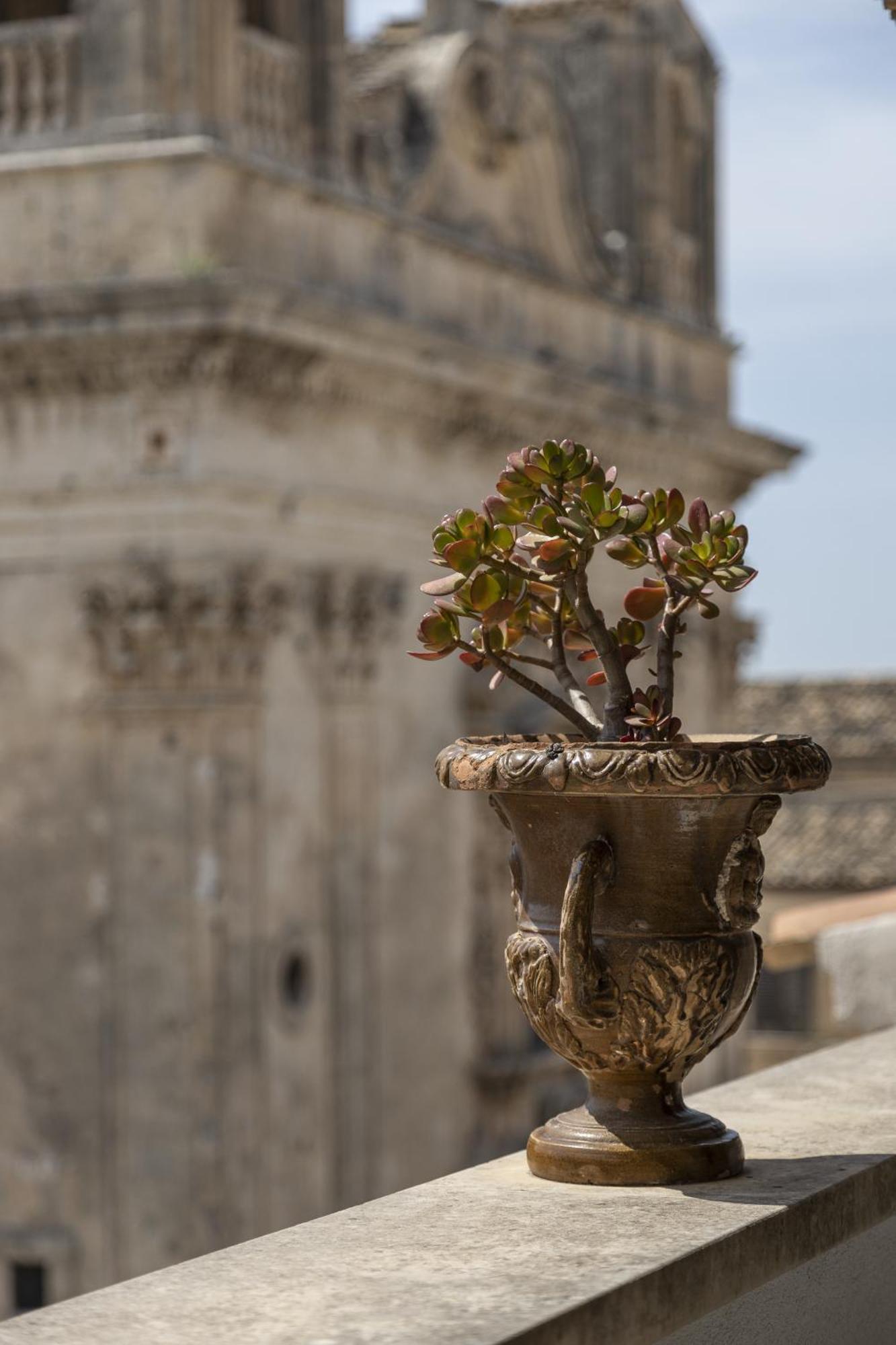 B&B Vicere Speciale Noto Bagian luar foto